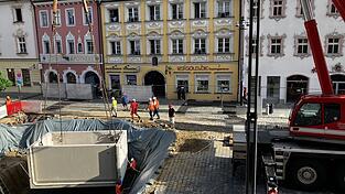 Der komplizierte Hebevorgang mit dem Kran macht die Sperrung am Ludwigsplatz n&ouml;tig.