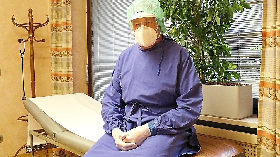 Komplett verhüllt ist Dr. med. Martin Schloßbauer, wenn er seinen Praxisbesuchern die Rachenprobe entnimmt. Komplett verhüllt ist Dr. med. Martin Schloßbauer, wenn er seinen Praxisbesuchern die Rachenprobe entnimmt.