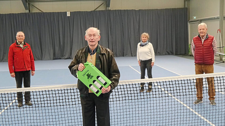 Tennis macht Spa&szlig;: Der Senior der FCE-Tennisabteilung feiert seinen 85. Geburtstag und freut sich darauf, dass es bald wieder losgeht. Gl&uuml;ckw&uuml;nsche f&uuml;r den Jubilar gab es (dahinter von rechts) vom Abteilungs-Trio Alfons Pfl&uuml;gler, Isolde Schenk und Werner Schramm. Alle Personen haben einen aktuellen negativen Corona-Test hinter sich.