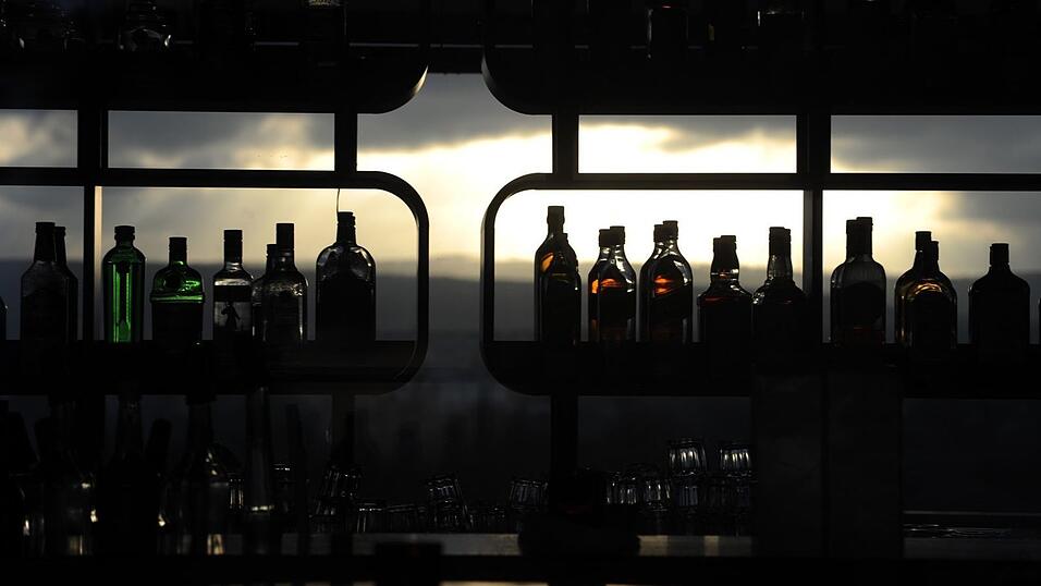 Ein hoher Alkohol- oder auch Zuckergehalt trägt positiv zu der Langlebigkeit von Spirituosen bei. Ein hoher Alkohol- oder auch Zuckergehalt trägt positiv zu der Langlebigkeit von Spirituosen bei.