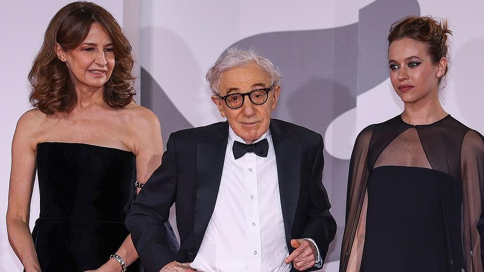 Woody Allen - hier mit Valerie Lemercier (l.) und  Lou de Laage (r.) - hat seinen 50. Film auf Französisch gedreht. (Archivbild)