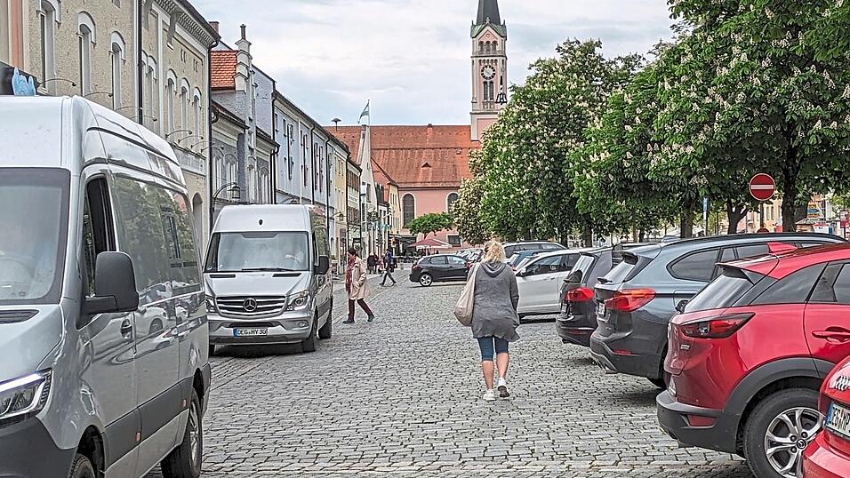 Der Weg zu Praxen und Geschäften auf unebenen Pflaster zwischen parkenden, an- und abfahrenden Fahrzeugen ist für Senioren mühsam.