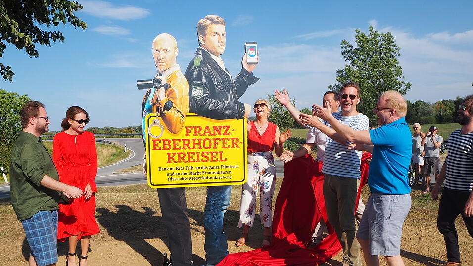 Das Filmteam beim Eberhofer-Kreisel. Auch viele Fans drehen hier oft eine Ehrenrunde.