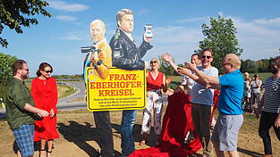 Das Filmteam beim Eberhofer-Kreisel. Auch viele Fans drehen hier oft eine Ehrenrunde. Das Filmteam beim Eberhofer-Kreisel. Auch viele Fans drehen hier oft eine Ehrenrunde.