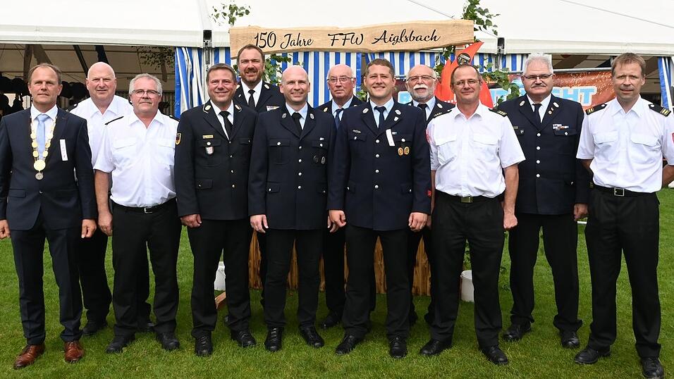B&uuml;rgermeister Leonhard Berger mit allen, die Rang und Namen haben in der Aiglsbacher Feuerwehr: Roland Niederreiter, Andreas Gro&szlig;, Nikolaus H&ouml;fler, Karl-Heinz Brunner, Pfarrer Ring, Otto Ettengruber, Stefan Kellerer, Bernhard K&ouml;glmeier, Andreas Sch&ouml;ll, Michael St&ouml;ckl, Stefan Hufnagl, Martin Brummer, Erich Bartholom&auml;us (v.l.).