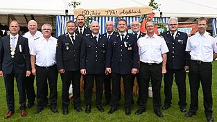 Bürgermeister Leonhard Berger mit allen, die Rang und Namen haben in der Aiglsbacher Feuerwehr: Roland Niederreiter, Andreas Groß, Nikolaus Höfler, Karl-Heinz Brunner, Pfarrer Ring, Otto Ettengruber, Stefan Kellerer, Bernhard Köglmeier, Andreas Schöll, Michael Stöckl, Stefan Hufnagl, Martin Brummer, Erich Bartholomäus (v.l.).