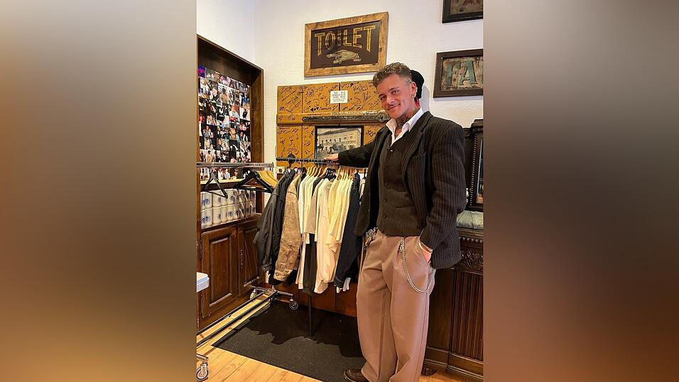 Michael Mühlbauer fällt mit seinem Look auf.