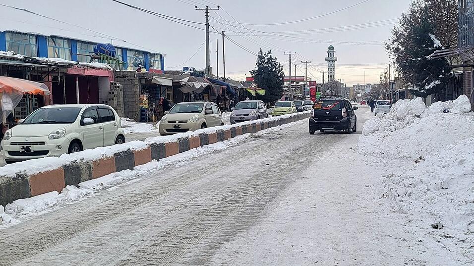 Nach heftigen Regenf&auml;llen hat es in Afghanistan Dutzende Tote und Verletzte gegeben.