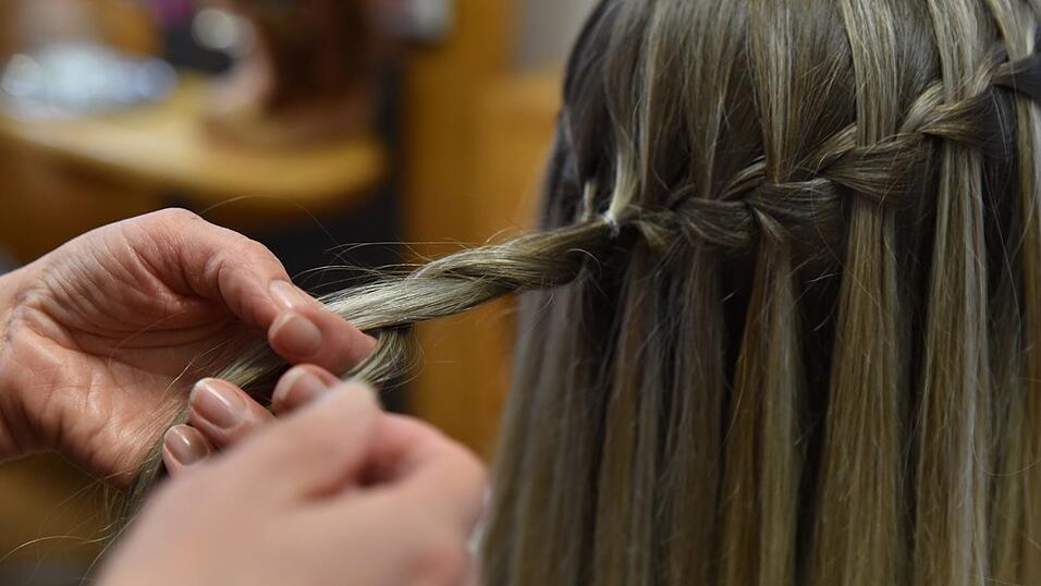 Jetzt die beiden Zöpfe nehmen und ineinander verdrehen und zu einem lockeren Dutt zusammenrollen. Mit Haargummis und Haarspray für festen Halt sorgen. Fertig. Jetzt die beiden Zöpfe nehmen und ineinander verdrehen und zu einem lockeren Dutt zusammenrollen. Mit Haargummis und Haarspray für festen Halt sorgen. Fertig.