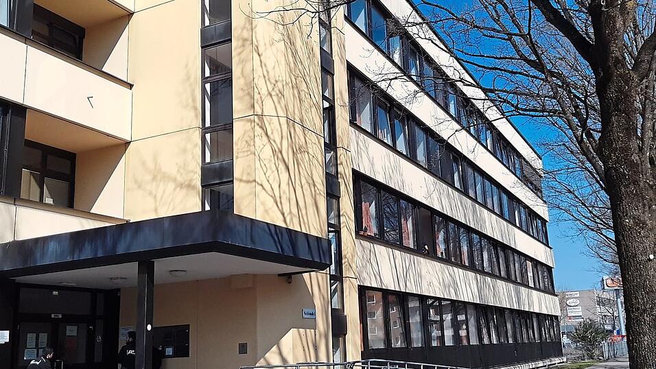 In der Flüchtlingsunterkunft in der Porschestraße fiel der Corona-Test eines Bewohners positiv aus. Weitere Tests sind nicht veranlasst. Für die Bewohner wurde allerdings eine Quarantäne verhängt. In der Flüchtlingsunterkunft in der Porschestraße fiel der Corona-Test eines Bewohners positiv aus. Weitere Tests sind nicht veranlasst. Für die Bewohner wurde allerdings eine Quarantäne verhängt.