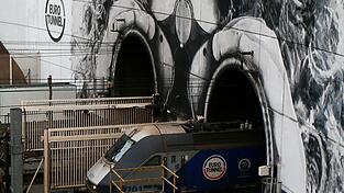 Der Zugverkehr durch den Eurotunnel ist beeinträchtigt (Archivbild) Der Zugverkehr durch den Eurotunnel ist beeinträchtigt (Archivbild)