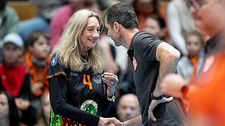 Michaela Sigl (l.), hier im Gespr&auml;ch mit dem aktuellen NawaRo-Cheftrainer Roland Schwab, hat mit dem Straubinger Volleyballverein schon in der Bundesliga gespielt.