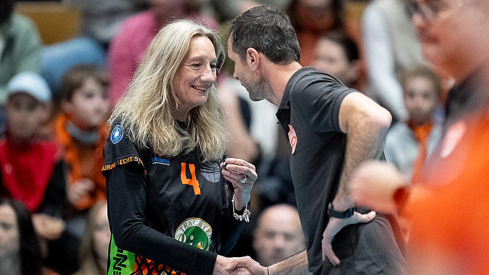 Michaela Sigl (l.), hier im Gespräch mit dem aktuellen NawaRo-Cheftrainer Roland Schwab, hat mit dem Straubinger Volleyballverein schon in der Bundesliga gespielt. Michaela Sigl (l.), hier im Gespräch mit dem aktuellen NawaRo-Cheftrainer Roland Schwab, hat mit dem Straubinger Volleyballverein schon in der Bundesliga gespielt.
