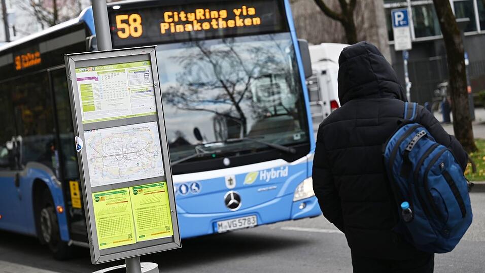 Gemessen an den angebotenen Strecken in den Fahrplänen haben Bayerns Busse und Bahnen 2025 rund 19 Millionen Kilometer mehr zurückgelegt als noch 2024. (Symbolbild) Gemessen an den angebotenen Strecken in den Fahrplänen haben Bayerns Busse und Bahnen 2025 rund 19 Millionen Kilometer mehr zurückgelegt als noch 2024. (Symbolbild)