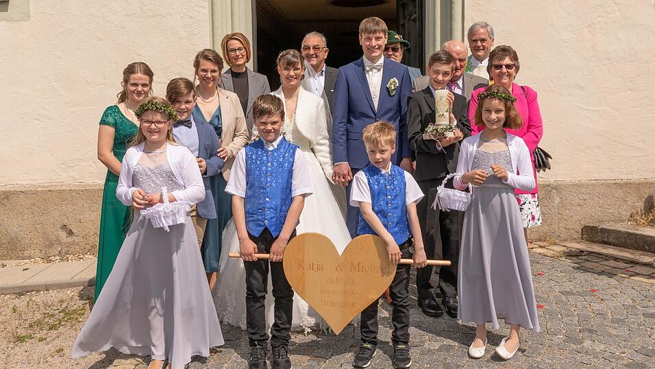 Als das Brautpaar die Pfarrkirche verließ, erwartete sie ein langes Spalier des 'Großaigner Spielmannszuges' und der Vorstandschaft der Großaigner Feuerwehr. Als das Brautpaar die Pfarrkirche verließ, erwartete sie ein langes Spalier des 'Großaigner Spielmannszuges' und der Vorstandschaft der Großaigner Feuerwehr.