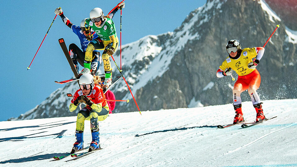 Beim Ski Cross geht's oft spektakulär zu: Leonie Bachl-Staudinger (grünes Trikot) bei ihrem 'Ritt' zur Einzel-Silbermedaille. Beim Ski Cross geht's oft spektakulär zu: Leonie Bachl-Staudinger (grünes Trikot) bei ihrem 'Ritt' zur Einzel-Silbermedaille.
