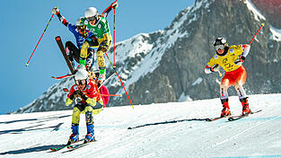 Beim Ski Cross geht's oft spektakulär zu: Leonie Bachl-Staudinger (grünes Trikot) bei ihrem 'Ritt' zur Einzel-Silbermedaille.