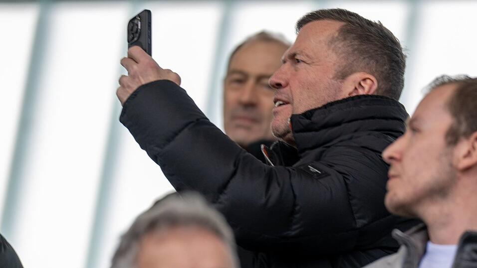 Beim Spitzenspiel im Stadion: Rekordnationalspieler Lothar Matthäus. Beim Spitzenspiel im Stadion: Rekordnationalspieler Lothar Matthäus.