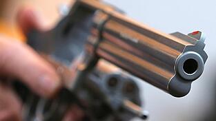 Mit einer Pistole soll ein 19-J&auml;hriger ein Paar bedroht haben.