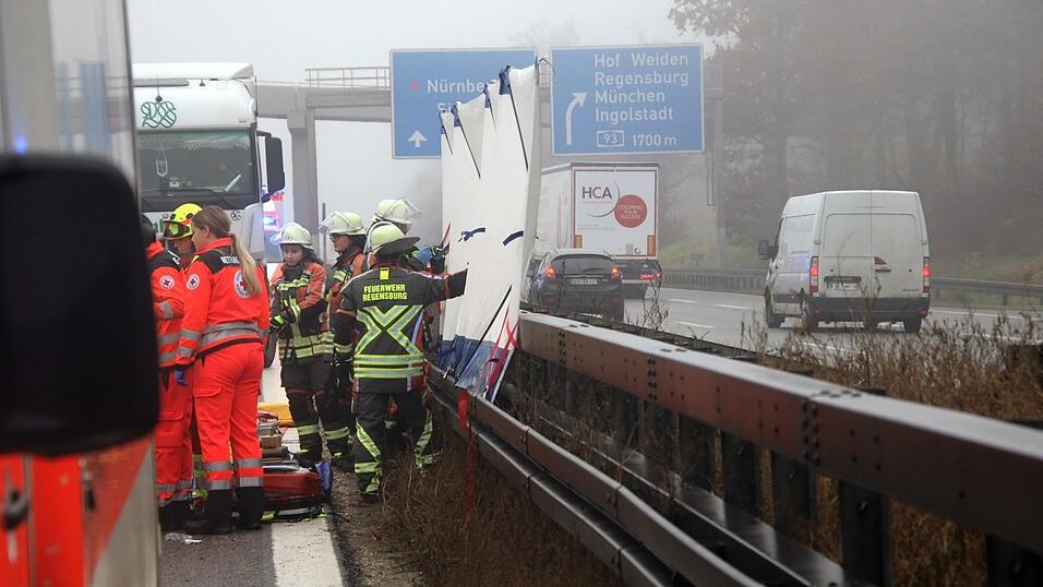 Am Dienstagvormittag fuhr ein Lkw-Fahrer einem anderen Laster auf der A3 bei Regensburg auf. Infolgedessen wurde der Fahrer in seinem Fahrzeug eingeklemmt. Am Dienstagvormittag fuhr ein Lkw-Fahrer einem anderen Laster auf der A3 bei Regensburg auf. Infolgedessen wurde der Fahrer in seinem Fahrzeug eingeklemmt.