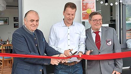 Bürgermeister Max Kollmannsberger mit Abteilungsleiter Alexander Stich und zweitem FC-Vorsitzenden Walter Hölzl beim Durchtrennen des roten Bandes.