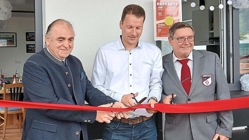 B&uuml;rgermeister Max Kollmannsberger mit Abteilungsleiter Alexander Stich und zweitem FC-Vorsitzenden Walter H&ouml;lzl beim Durchtrennen des roten Bandes.