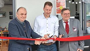 Bürgermeister Max Kollmannsberger mit Abteilungsleiter Alexander Stich und zweitem FC-Vorsitzenden Walter Hölzl beim Durchtrennen des roten Bandes.