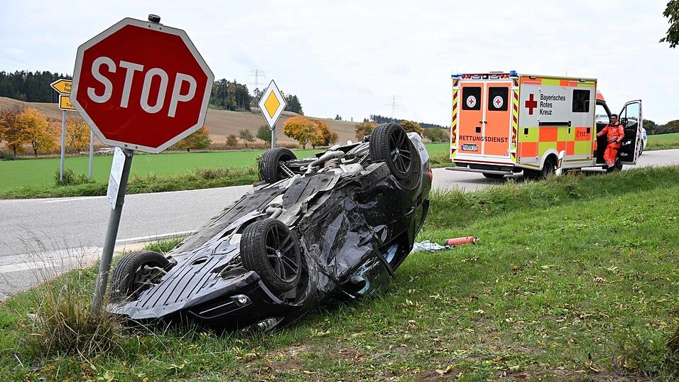 Ein Abschlepper barg die nicht mehr fahrbereiten Autos. 
