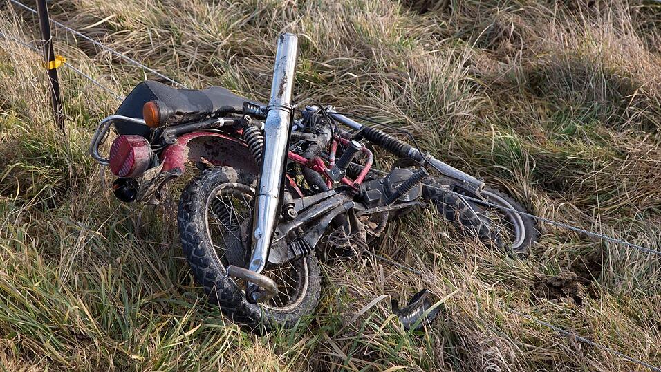 Bei einem schweren Verkehrsunfall am Freitagnachmittag kam ein 17-j&auml;hriger Kradfahrer ums Leben. (Foto: FD)