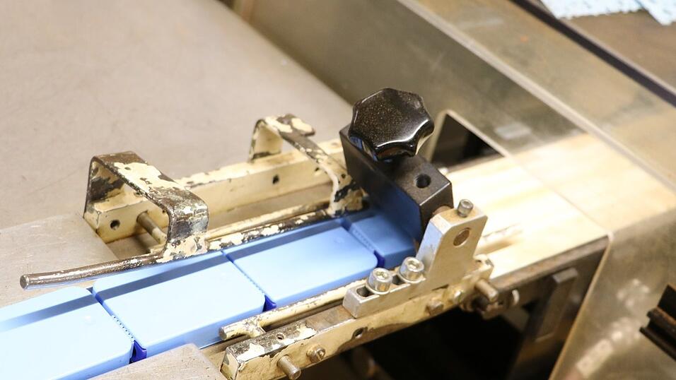 Schnupftabak-Dosen gleiten durch die Produktionshallen der Pöschl-Tabakfabrik. Schnupftabak-Dosen gleiten durch die Produktionshallen der Pöschl-Tabakfabrik.
