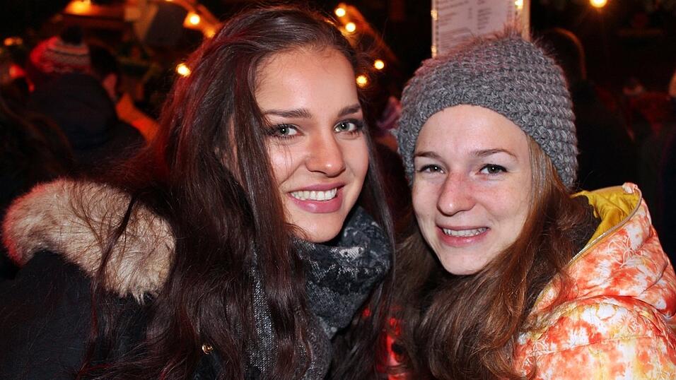 Auch am Samstag, 15. Dezember, strömten wieder etliche Besucher aus Landshut und Umgebung zur Weihnachtspyramide am Alten Viehmarkt. Auch am Samstag, 15. Dezember, strömten wieder etliche Besucher aus Landshut und Umgebung zur Weihnachtspyramide am Alten Viehmarkt.