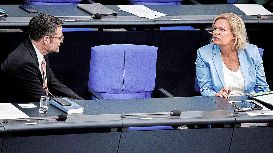 Der Justizminister und die Innenministerin sind sich bis zuletzt nicht einig: Nancy Faeser will eine anlasslose Vorratsdatenspeicherung. Marco Buschmann setzt sich mit dem Quick-Freeze-Verfahren durch.