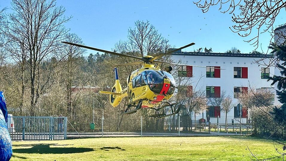 Der Rettungshubschrauber landete im Garten des Anwesens Tragl. Der Rettungshubschrauber landete im Garten des Anwesens Tragl.