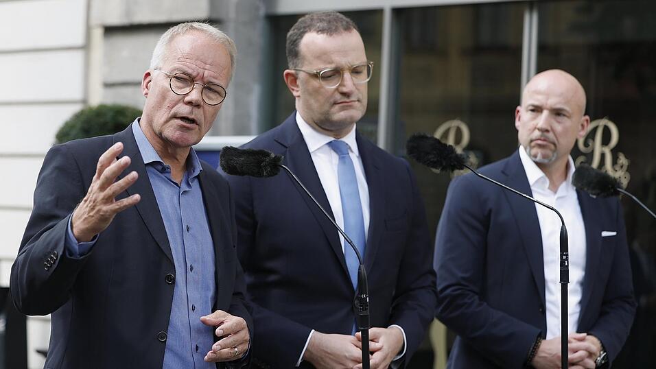 Unionsfraktionschef Jens Spahn (CDU, M.), sein SPD-Kollege Matthias Miersch (SPD) und CSU-Landesgruppenchef Alexander Hoffmann haben sich mit ihren geschäftsführenden Fraktionsvorständen zu einer zweitägigen Klausurtagung in Würburg getroffen. Für einen „Herbst der Reformen“ reicht das aber noch nicht. Unionsfraktionschef Jens Spahn (CDU, M.), sein SPD-Kollege Matthias Miersch (SPD) und CSU-Landesgruppenchef Alexander Hoffmann haben sich mit ihren geschäftsführenden Fraktionsvorständen zu einer zweitägigen Klausurtagung in Würburg getroffen. Für einen „Herbst der Reformen“ reicht das aber noch nicht.