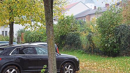 Die Stadt plant eine Erweiterung des Parkplatzes Sandmüllerwiese. Sie hat ein Grundstück gekauft. Die Stadt plant eine Erweiterung des Parkplatzes Sandmüllerwiese. Sie hat ein Grundstück gekauft.