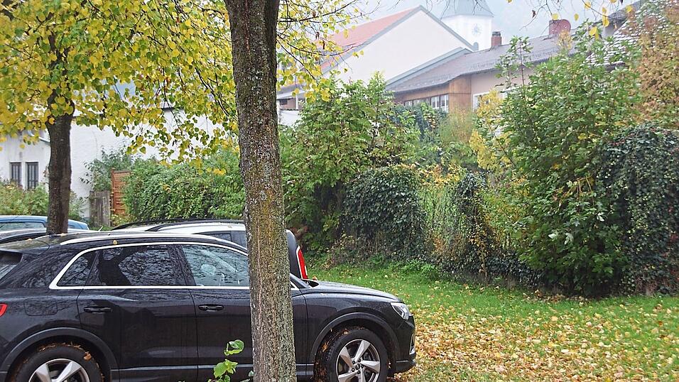 Die Stadt plant eine Erweiterung des Parkplatzes Sandmüllerwiese. Sie hat ein Grundstück gekauft. Die Stadt plant eine Erweiterung des Parkplatzes Sandmüllerwiese. Sie hat ein Grundstück gekauft.