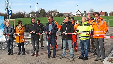 Offiziell eröffnet wurde die Erschließungsstraße an der Gutshofwiese von Gemeinderat Peter Attenhauser, Gemeinderätin Anneliese Mayer, Bürgermeister Stefan Haberl, Gemeinderat Harald Vollmer, Arnold Engl (Firma Strabit), Bauamtsleiter Günter Mayer und Gregor Schober (Planungsbüro Wipferplan).