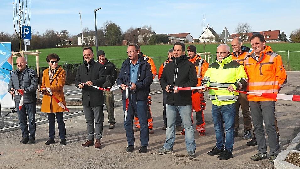 Offiziell eröffnet wurde die Erschließungsstraße an der Gutshofwiese von Gemeinderat Peter Attenhauser, Gemeinderätin Anneliese Mayer, Bürgermeister Stefan Haberl, Gemeinderat Harald Vollmer, Arnold Engl (Firma Strabit), Bauamtsleiter Günter Mayer und Gregor Schober (Planungsbüro Wipferplan). Offiziell eröffnet wurde die Erschließungsstraße an der Gutshofwiese von Gemeinderat Peter Attenhauser, Gemeinderätin Anneliese Mayer, Bürgermeister Stefan Haberl, Gemeinderat Harald Vollmer, Arnold Engl (Firma Strabit), Bauamtsleiter Günter Mayer und Gregor Schober (Planungsbüro Wipferplan).