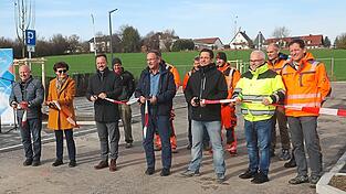 Offiziell eröffnet wurde die Erschließungsstraße an der Gutshofwiese von Gemeinderat Peter Attenhauser, Gemeinderätin Anneliese Mayer, Bürgermeister Stefan Haberl, Gemeinderat Harald Vollmer, Arnold Engl (Firma Strabit), Bauamtsleiter Günter Mayer und Gregor Schober (Planungsbüro Wipferplan). Offiziell eröffnet wurde die Erschließungsstraße an der Gutshofwiese von Gemeinderat Peter Attenhauser, Gemeinderätin Anneliese Mayer, Bürgermeister Stefan Haberl, Gemeinderat Harald Vollmer, Arnold Engl (Firma Strabit), Bauamtsleiter Günter Mayer und Gregor Schober (Planungsbüro Wipferplan).