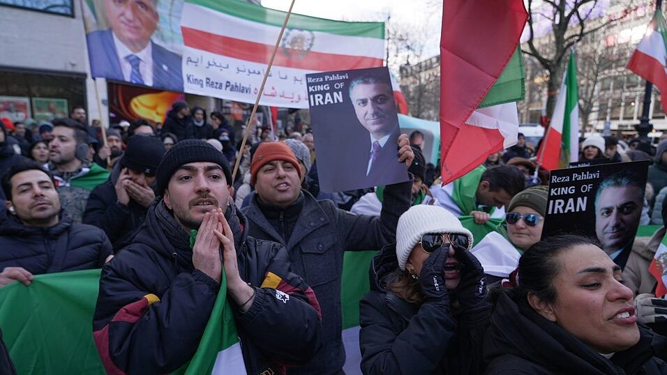 Aus Solidarit&auml;t mit den Demonstranten im Iran gingen auch in Berlin und Frankfurt am Main Menschen auf die Stra&szlig;e.