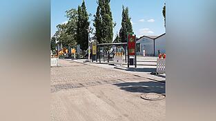 Am Montag ist bereits der Asphalt abgefräst worden. Für die Dauer der Arbeiten ist die Straße direkt vor dem Bahnhogsgebäuge gesperrt. Auch dieBusse können die einzelnen Bussteige nicht mehr anfahren. Als Ersatz ist eine Ersatzhaltestelle in der Baderallee eingerichtet worden.