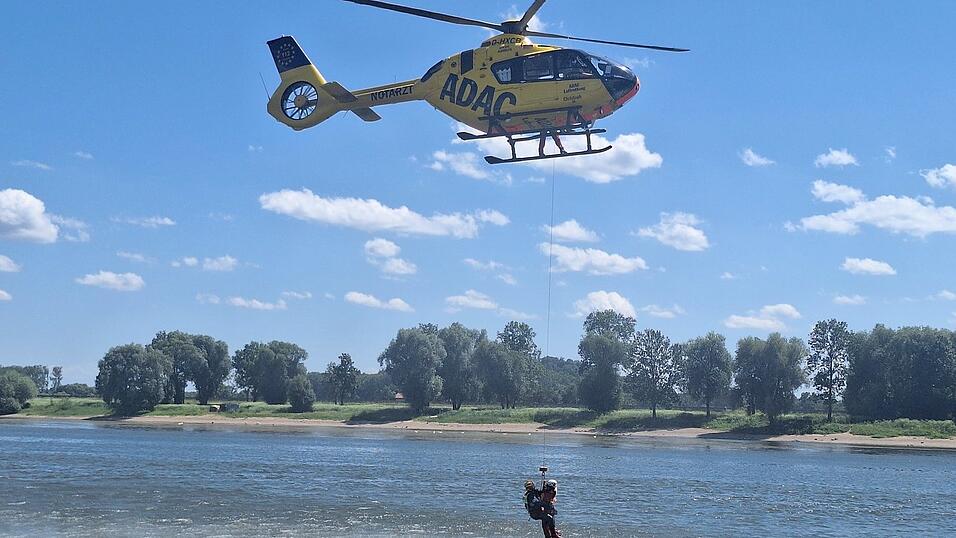 Geschafft: Die im Wasser treibende Person wurde an der Seilwinde befestigt, nach oben gezogen und an Land gebracht.