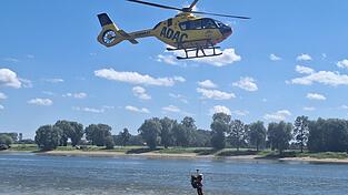 Geschafft: Die im Wasser treibende Person wurde an der Seilwinde befestigt, nach oben gezogen und an Land gebracht. Geschafft: Die im Wasser treibende Person wurde an der Seilwinde befestigt, nach oben gezogen und an Land gebracht.