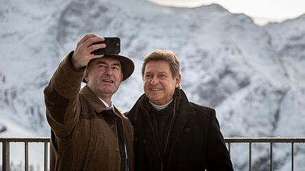 Freie-Wähler-Parteichef Hubert Aiwanger (l.) und der Abgeordnete Rainer Ludwig genießen das Alpenpanorama auf dem Jenner. Freie-Wähler-Parteichef Hubert Aiwanger (l.) und der Abgeordnete Rainer Ludwig genießen das Alpenpanorama auf dem Jenner.