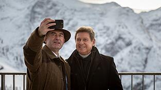 Freie-W&auml;hler-Parteichef Hubert Aiwanger (l.) und der Abgeordnete Rainer Ludwig genie&szlig;en das Alpenpanorama auf dem Jenner.