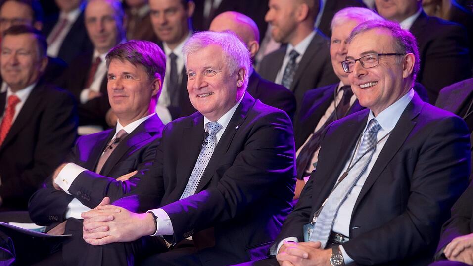 Der BMW-Vorstandsvorsitzende Harald Kr&uuml;ger (l-r), der bayerische Ministerpr&auml;sident Horst Seehofer (CSU) und der Aufsichtsratsvorsitzende Norbert Reithofer sitzen in Dingolfing bei einem Festakt im BMW-Werk zusammen. Der Automobilkonzern feiert seinen 50-j&auml;hriges Jubil&auml;um in Niederbayern.