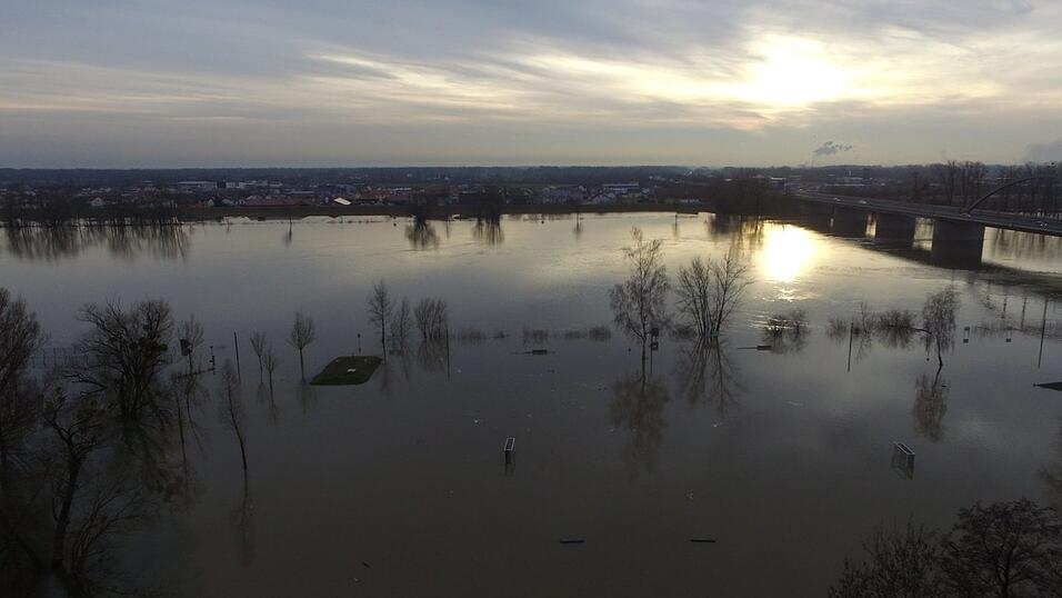In Deggendorf ist die Lage am Sonntag noch angespannt.