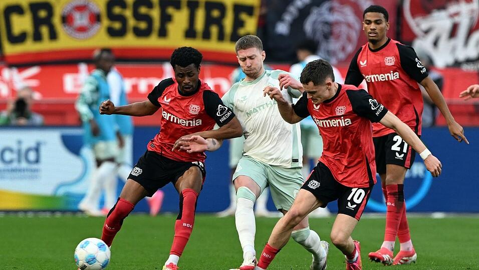 Die Szene, die zur Verletzung von Florian Wirtz (r) geführt hat. Die Szene, die zur Verletzung von Florian Wirtz (r) geführt hat.