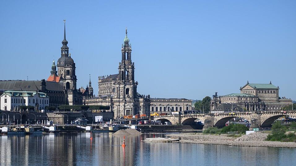 Der Abriss der im vergangenen Jahr teils eingestürzten Spannbetonbrücke kostet die Stadt nach eigenen Schätzungen rund 32 Millionen Euro - deutlich mehr als bislang angenommen. (Archivbild) Der Abriss der im vergangenen Jahr teils eingestürzten Spannbetonbrücke kostet die Stadt nach eigenen Schätzungen rund 32 Millionen Euro - deutlich mehr als bislang angenommen. (Archivbild)