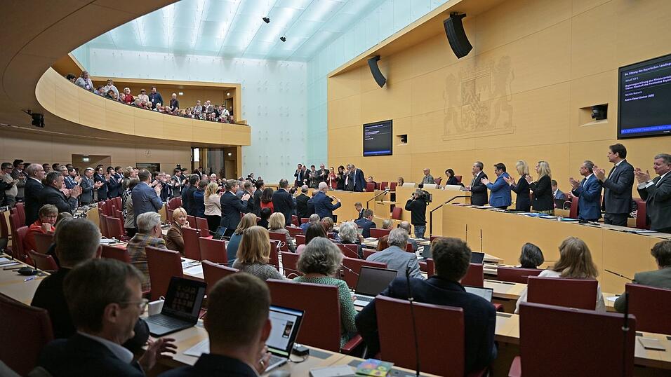 Die Opposition übt scharfe Kritik an der Staatsregierung. Die Opposition übt scharfe Kritik an der Staatsregierung.